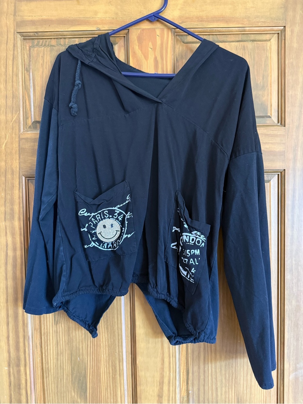 Women’s Black Hooded Graphic Pocket Sweatshirt